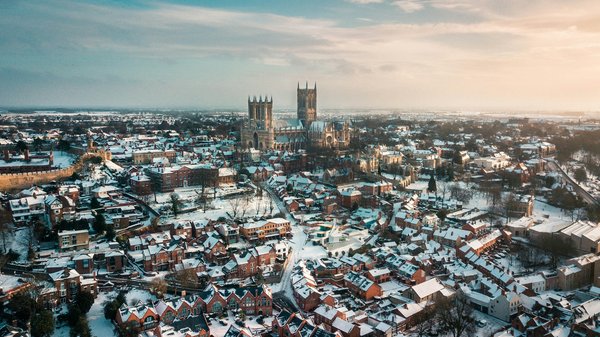 What are the best ways to find low-cost guided tours of the historic sites in Lincoln?