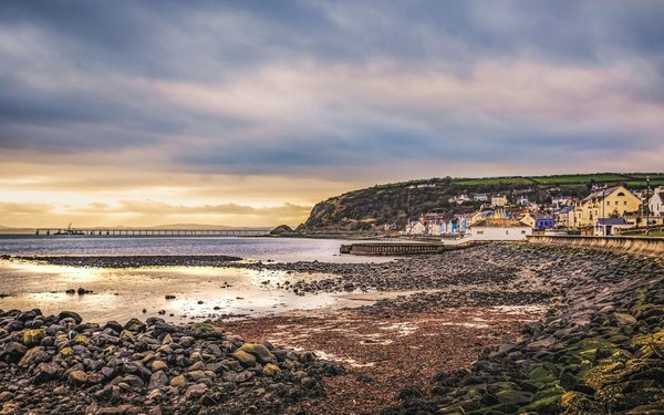 Which traditional fishing villages in Cornwall are worth visiting?
